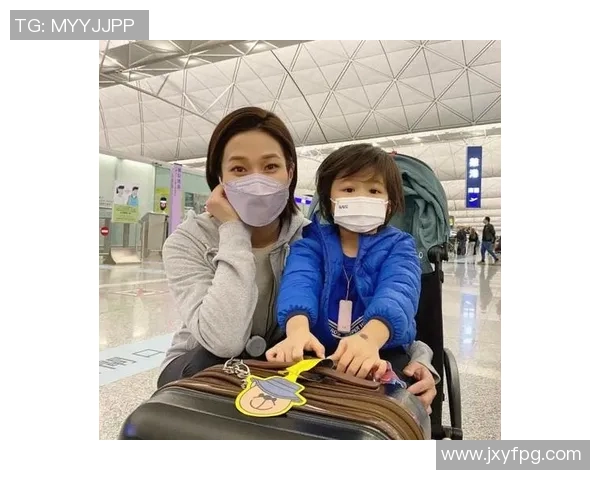 足球巨星与家人温馨合影展现幸福时光 共享天伦之乐